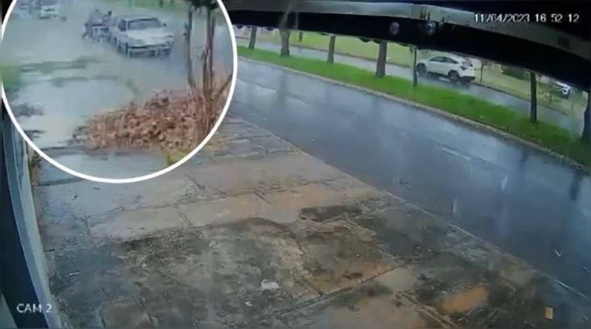 Homem desce de carro e furta moto no meio de temporal em Goiânia; vídeo 