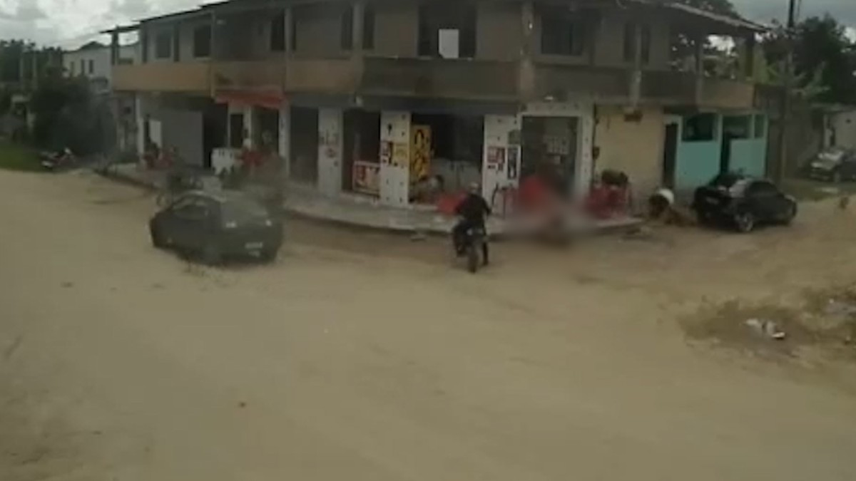 Ataque a tiros em bar deixa uma mulher morta e tr&ecirc;s homens feridos na Regi&atilde;o Metropolitana do Rio; v&iacute;deo