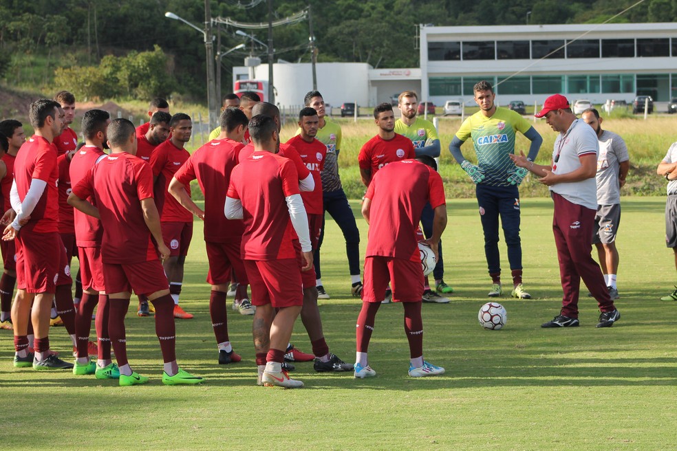 Roberto Fernandes conversa com elenco alvirrubro (Foto: Léo Lemos/ Náutico)