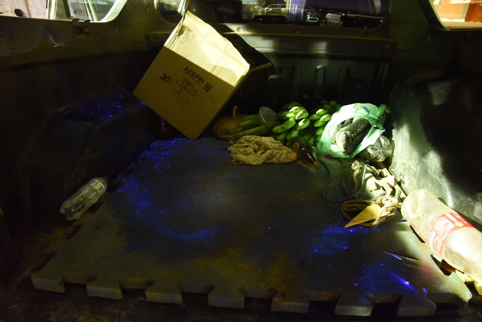 Material que pode ser vestígio de sangue em Araxá ficou em destaque em azul, após o uso de uma luz específica — Foto: Polícia Civil/Divulgação