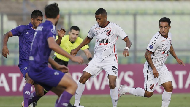 Jadson, no canto direito, foi o nome do primeiro tempo