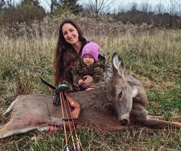 Foto de menina ao lado de animal morto causou polêmica nas redes sociais (Foto: Reprodução/Facebook/Beka Garris)