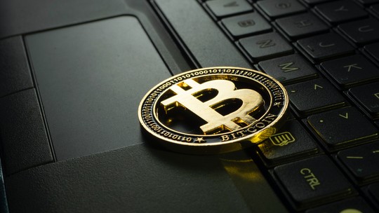 Bitcoin atinge máxima de seis meses com busca por ativos de risco