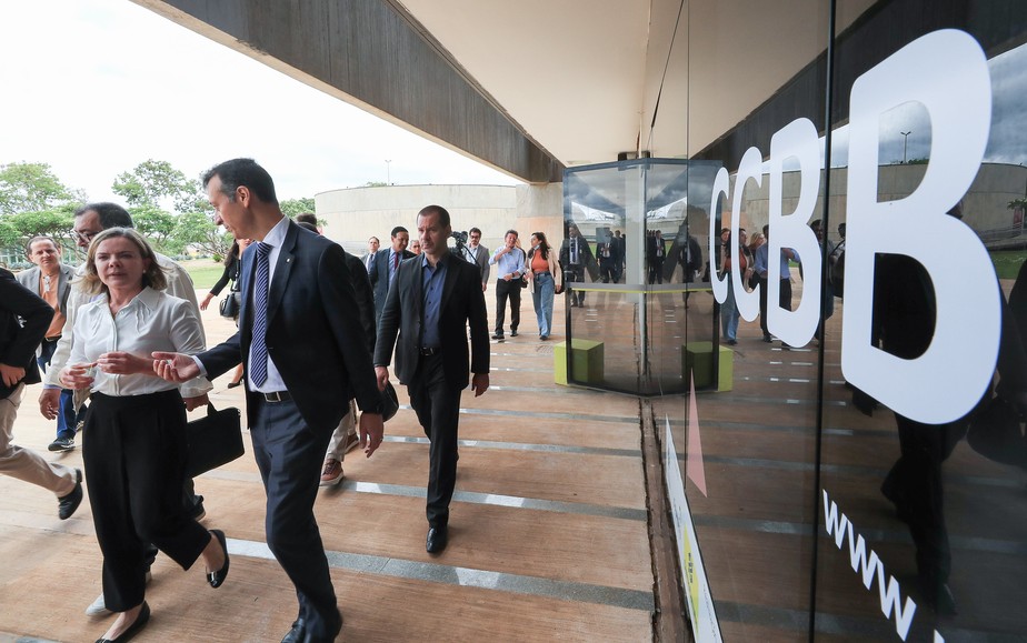 A presidente nacional do PT, Gleisi Hoffmann, e o vice-presidente corporativo do Banco do Brasil, Ênio Mathias Ferreira, visitam as instalações do CCBB que vão abrigar a equipe de transição de Lula