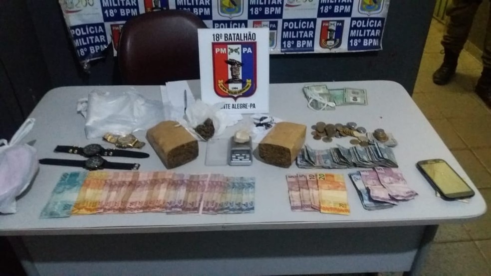 Objetos apreendidos apÃ³s a prisÃ£o dos dois acusados de trÃ¡fico de entorpecentes  â Foto: PolÃ­cia Militar/DivulgaÃ§Ã£o 
