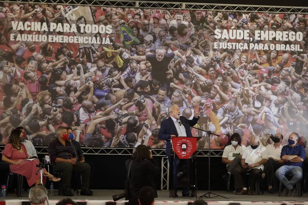 Lula durante pronunciamento na sede do Sindicato dos Metalúrgicos em São Bernardo do Campo, no ABC, nesta quarta-feira (10)