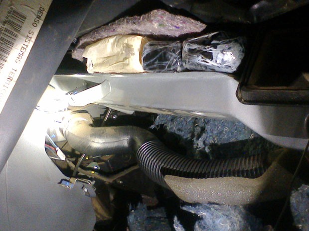 Tabletes de maconha e cocaína foram encontrados em painel de veículo. (Foto: Polícia Militar Rodoviária Estadual)