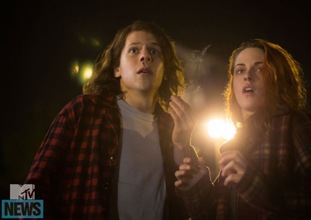 Jesse Eisenberg e Kristen Stewart fumam maconha em cena de 'Ultra American' (Foto: Reprodução)