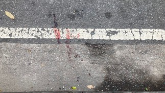 Marcas de sangue na Visconde Pirajá, uma das principais vias do bairro da Zona Sul do Rio — Foto: Camila Araújo