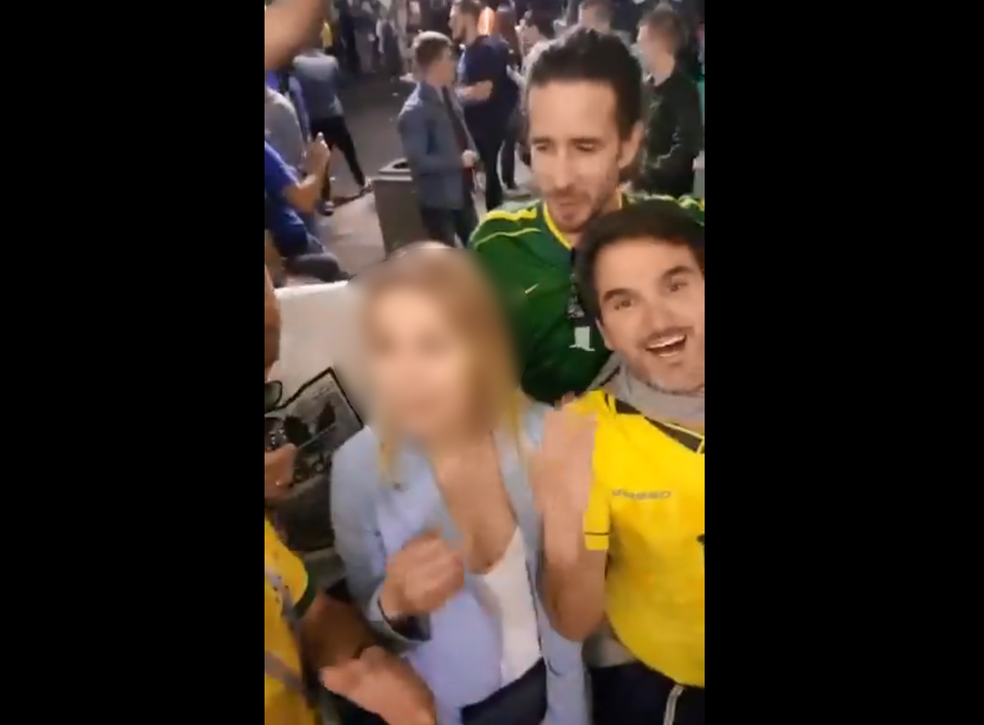 Diego JatobÃ¡ aparece do lado direito da mulher, vestido de amarelo (Foto: ReproduÃ§Ã£o/Internet)