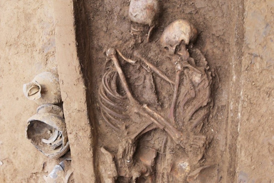 Arqueólogos encontram túmulo de 1500 anos com casal abraçado na China (Foto: Reprodução/Xinhua)