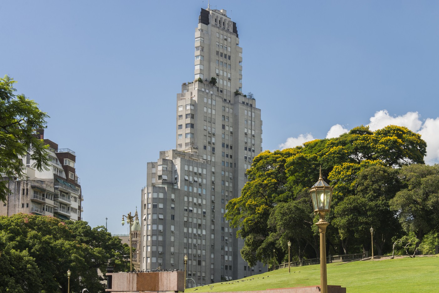 The Kavanagh Building (Spanish: Edificio Kavanagh) is an Art Deco skyscraper in Buenos Aires, Argentina located in the district (barrio) of Retiro, overlooking Plaza San Martín. It was designed in 1934 and its construction took only 14 months. (Foto: Getty Images/iStockphoto)