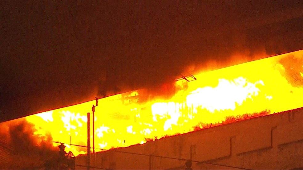 Incêndio embaixo da Ponte Jaguaré — Foto: Reprodução/TV Globo