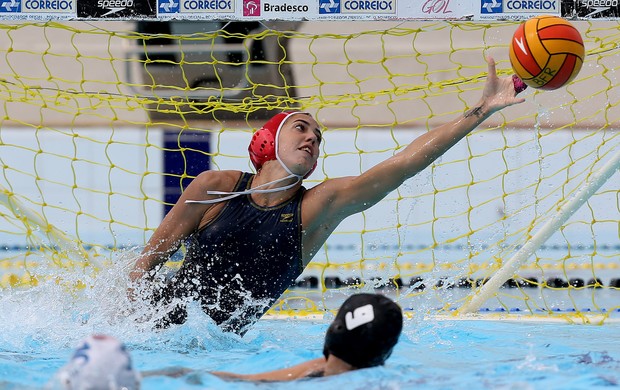 Fã de Felipe, goleira diz que frango na piscina é como no futebol: Sofro’