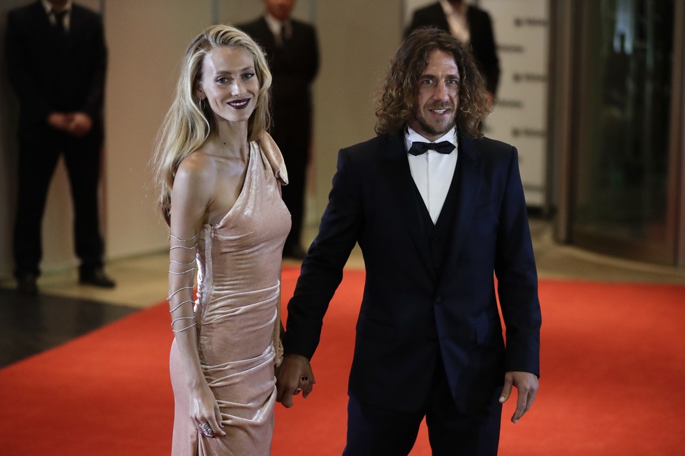 Puyol e sua namorada no casamento de Messi (Foto: The Associated Press)