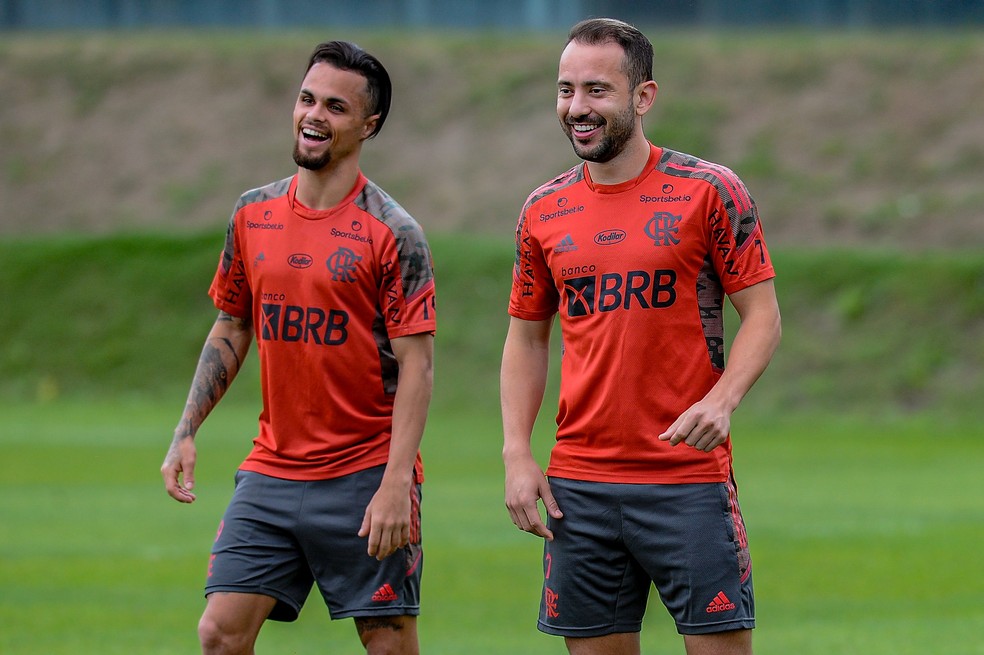 Everton Ribeiro no treino deste s&aacute;bado ao lado de Michael &mdash; Foto: Alexandre Vidal/Flamengo