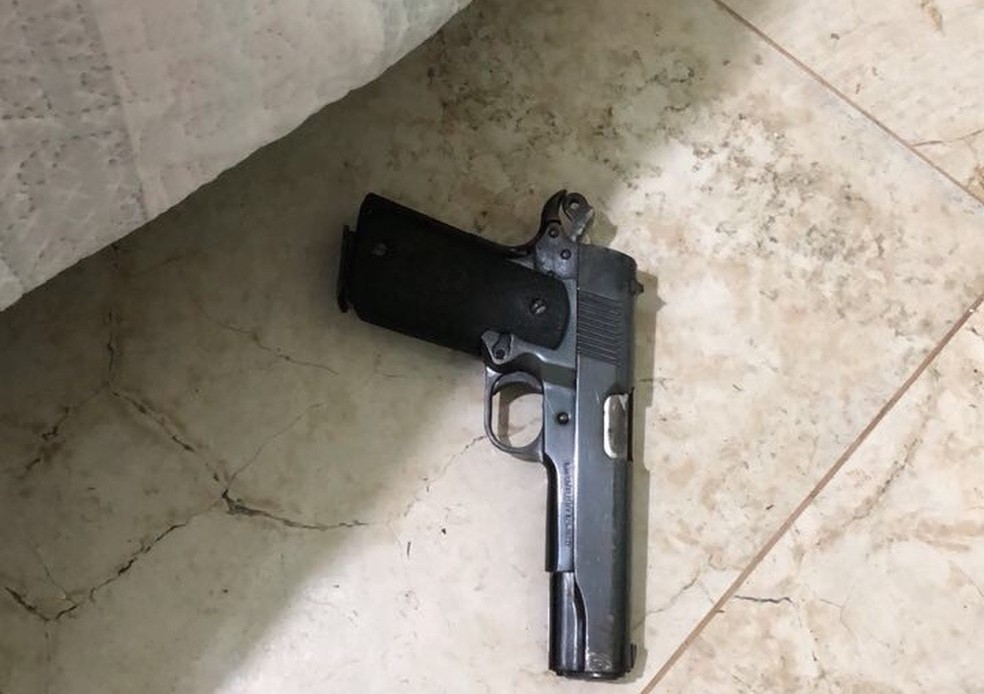 Pistola apreendida na Operação Ferrolho da Polícia Militar (Foto: Polícia Militar/Divulgação)