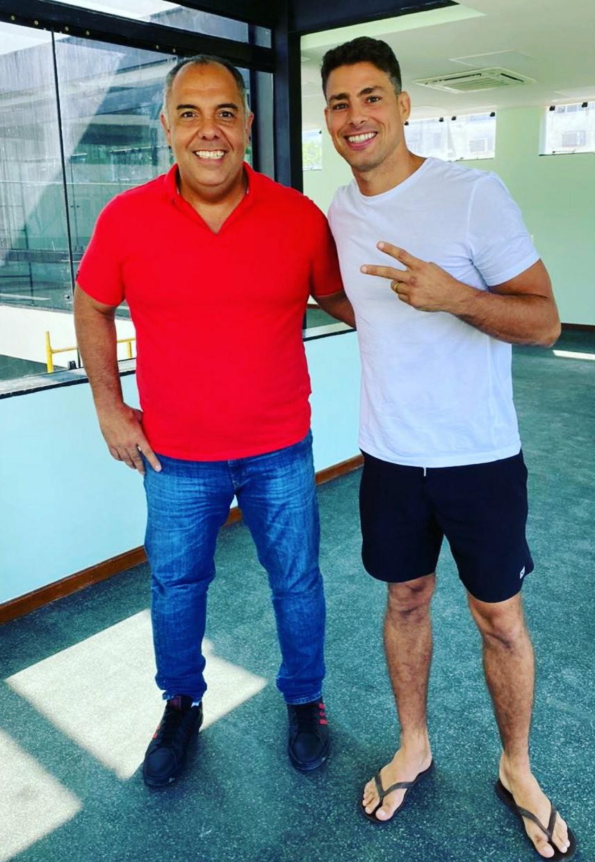 Cauã Reymond posa ao lado de Marcos Braz, vice-presidente de futebol do Flamengo (Foto: Reprodução/Twitter)