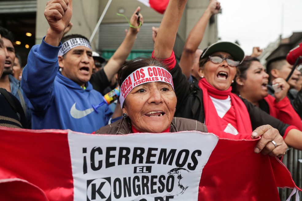 Manifestantes comemoram em Lima, capital do Peru, o fechamento do Congresso anunciado por Martín Vizcarra nesta segunda-feira (30) — Foto: Guadalupe Pardo/Reuters