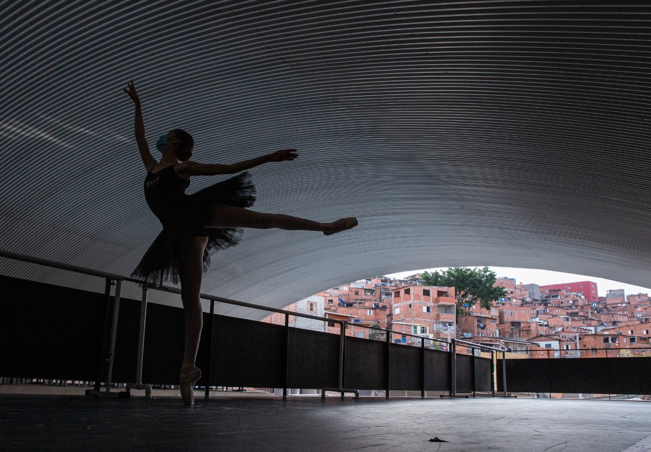 Após 5 meses, Ballet Paraisópolis retorna suas atividades seguindo novas regras de proteção (Foto: Getty Images)