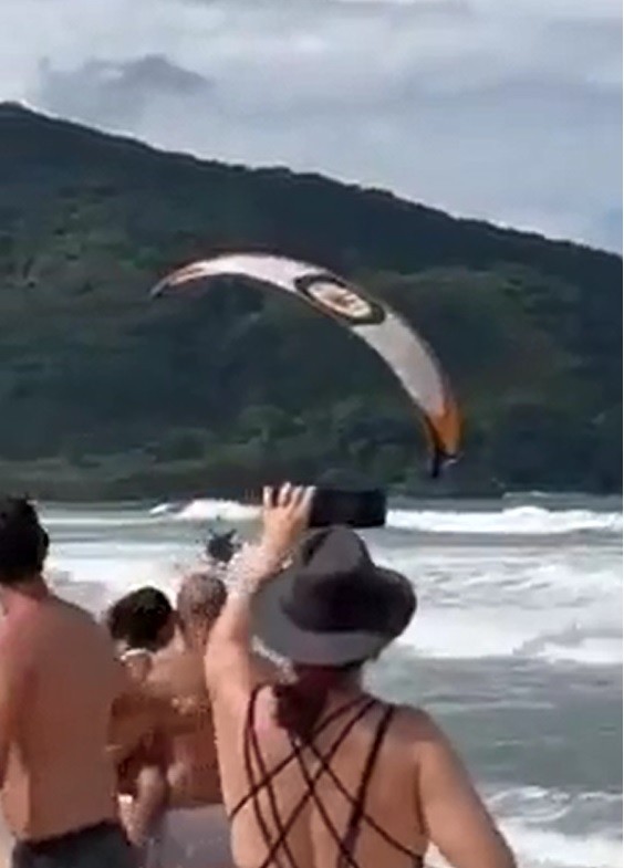 VÍDEO: Piloto de paramotor sofre queda após manobras próximo a banhistas em Ubatuba