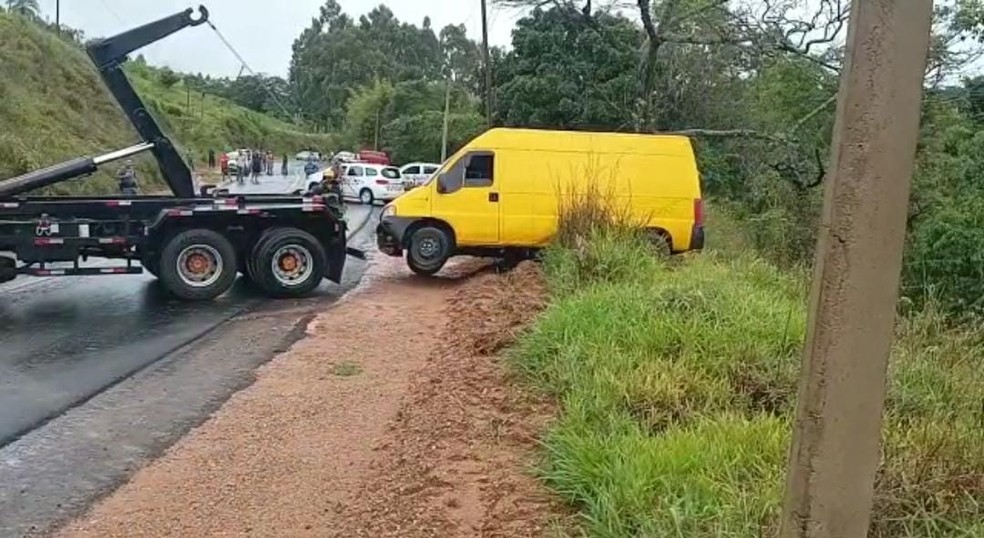 Veículo é retirado por guincho após quase cair me rio em São João da Boa Vista — Foto: Polícia Militar Ambiental/Divulgação