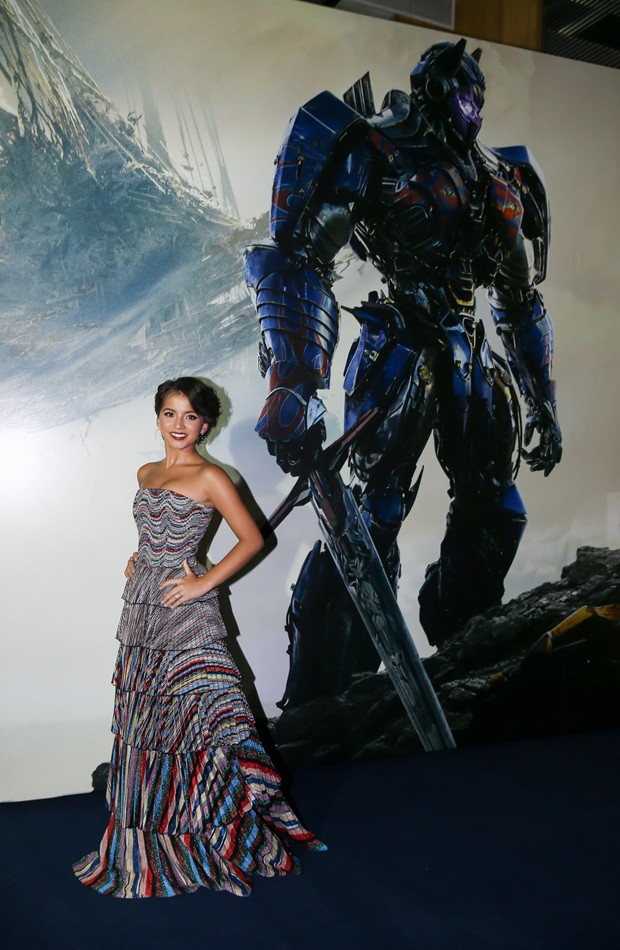 Isabela Moner posa em frente ao cartaz de 'Transformers: O Último Cavaleiro' (Foto: Manuela Scarpa/Brazil News)