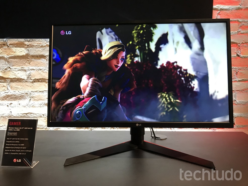 Monitor de 27 polegadas é ideal para gamers ou para quem precisa melhorar a produtividade — Foto: Pedro Vital/TechTudo