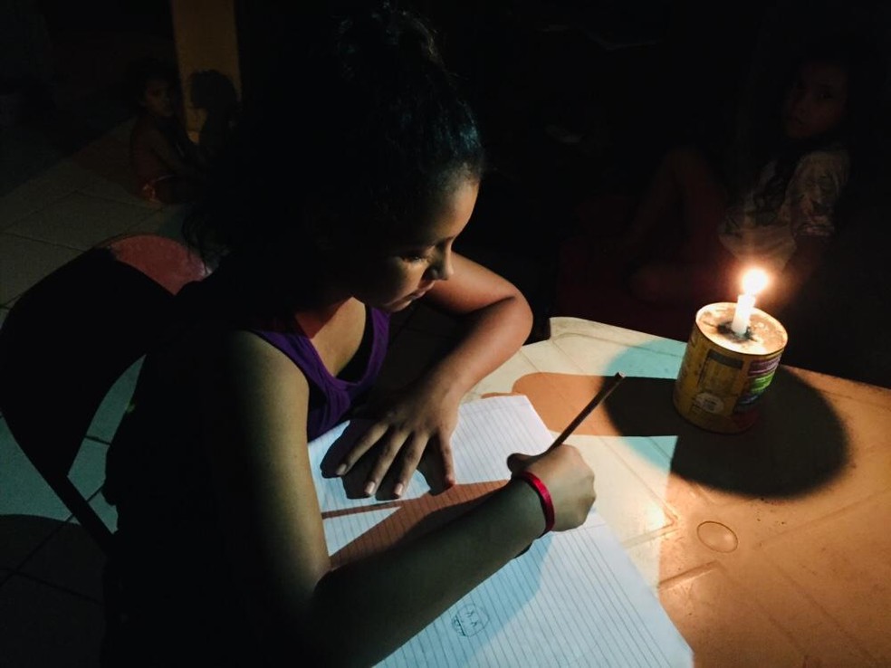 Rafaele também estuda à luz de velas  — Foto: Geovane Brito/G1