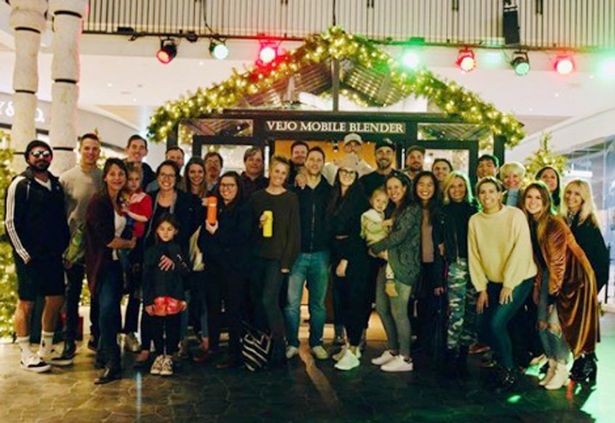 Zac Efron em confraternização com amigos (Foto: Reprodução/Instagram)