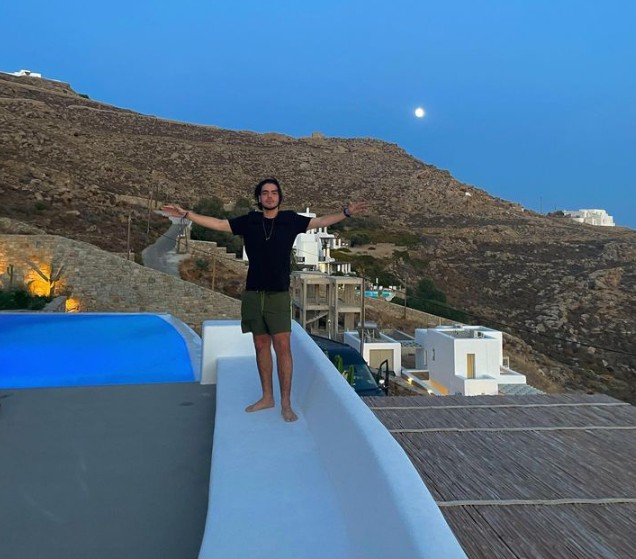 João Guilherme Silva posa durante viagem em Mikonos, na Grécia — Foto: Reprodução/Instagram