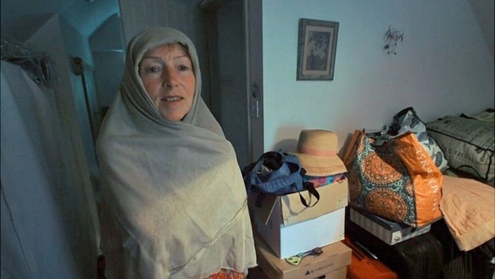Por causa das roupas, ela acaba sendo confundida com uma muçulmana, diz Velma — Foto: BBC