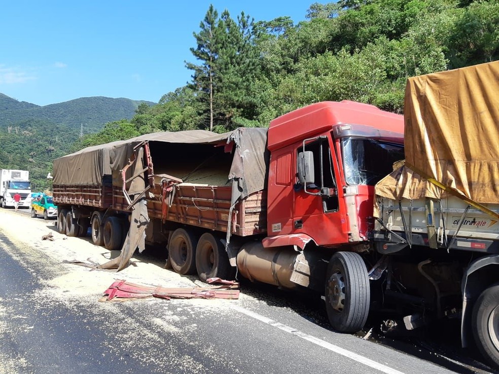 Dois caminhões se envolveram no acidente — Foto: PRF/Divulgação