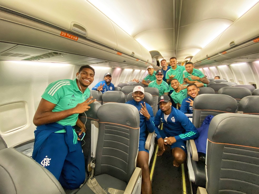 Jogadores do Flamengo no voo de volta do Equador — Foto: Twitter Flamengo