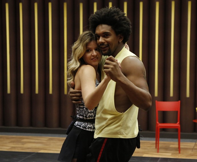 Mariana Santos dança coladinho com professor (Foto: Fábio Rocha/Gshow)