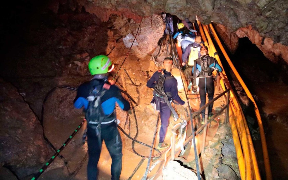 Equipes de resgate no interior da caverna, em imagem de arquivo (Foto: Marinha Real de TailÃ¢ndia /  via AP Photo)