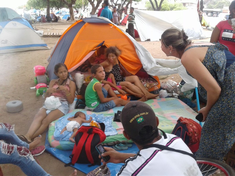 Famílias venezuelanas que moram em praças públicas receberam a doação (Foto: Alex Melo/Arquivo pessoal)