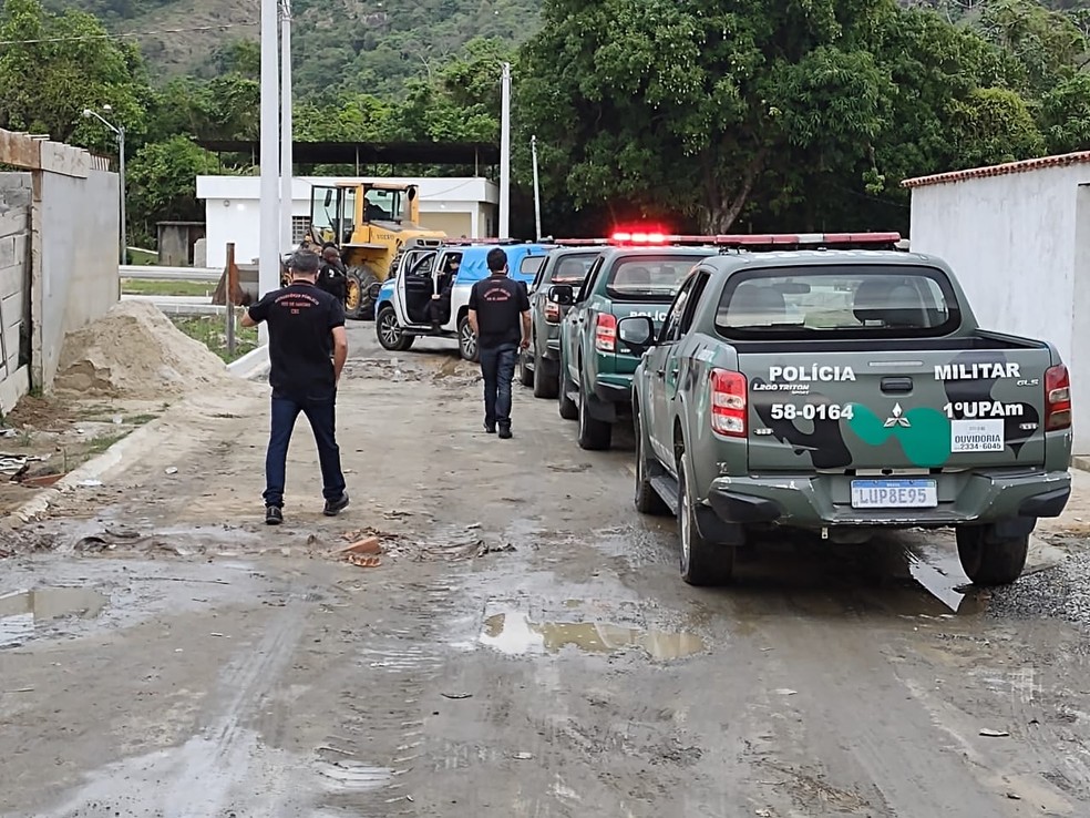 Agentes cumprem mandado na Operação Barreira Petrópolis — Foto: Reprodução