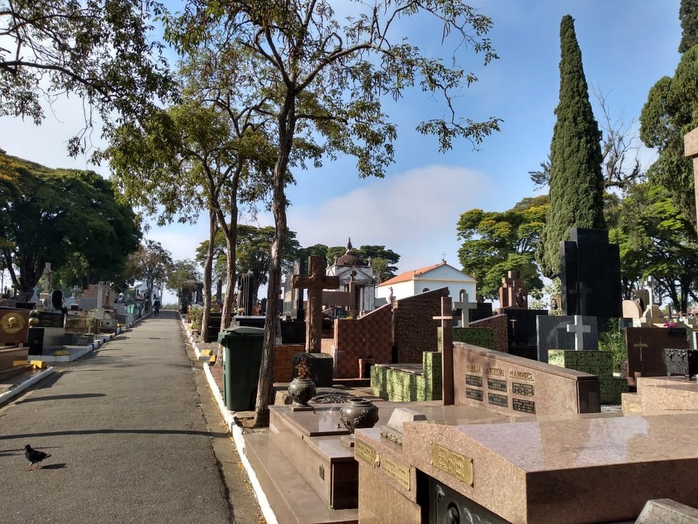 Cemit&eacute;rio S&atilde;o Salvador, em Mogi das Cruzes; cidade foi a que registrou o maior n&uacute;mero de mortes em casa &mdash; Foto: Yasmin Castro/ G1