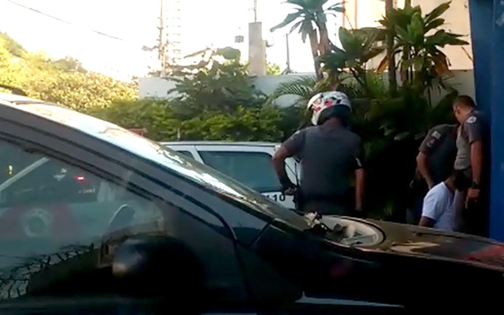 Homem detido em ônibus foi levado para o 1º DP de Campinas (Foto: Reprodução / EPTV)