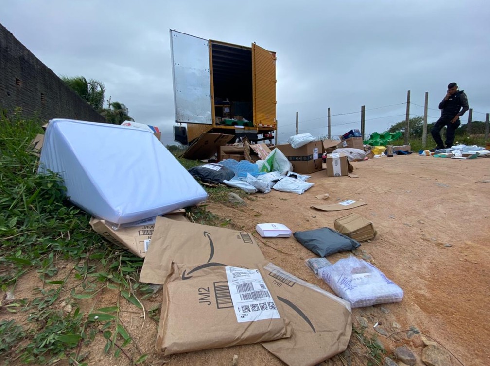 Caminhão dos Correios foi saqueado durante a madrugada, na Grande Natal. — Foto: Kleber Teixeira/Inter TV Cabugi