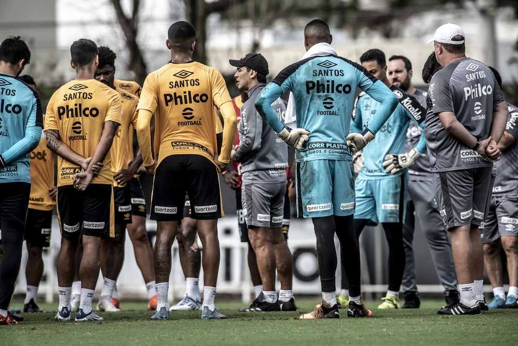 Fabián Bustos conversa com o elenco do Santos durante treino — Foto: Ivan Storti/Santos FC