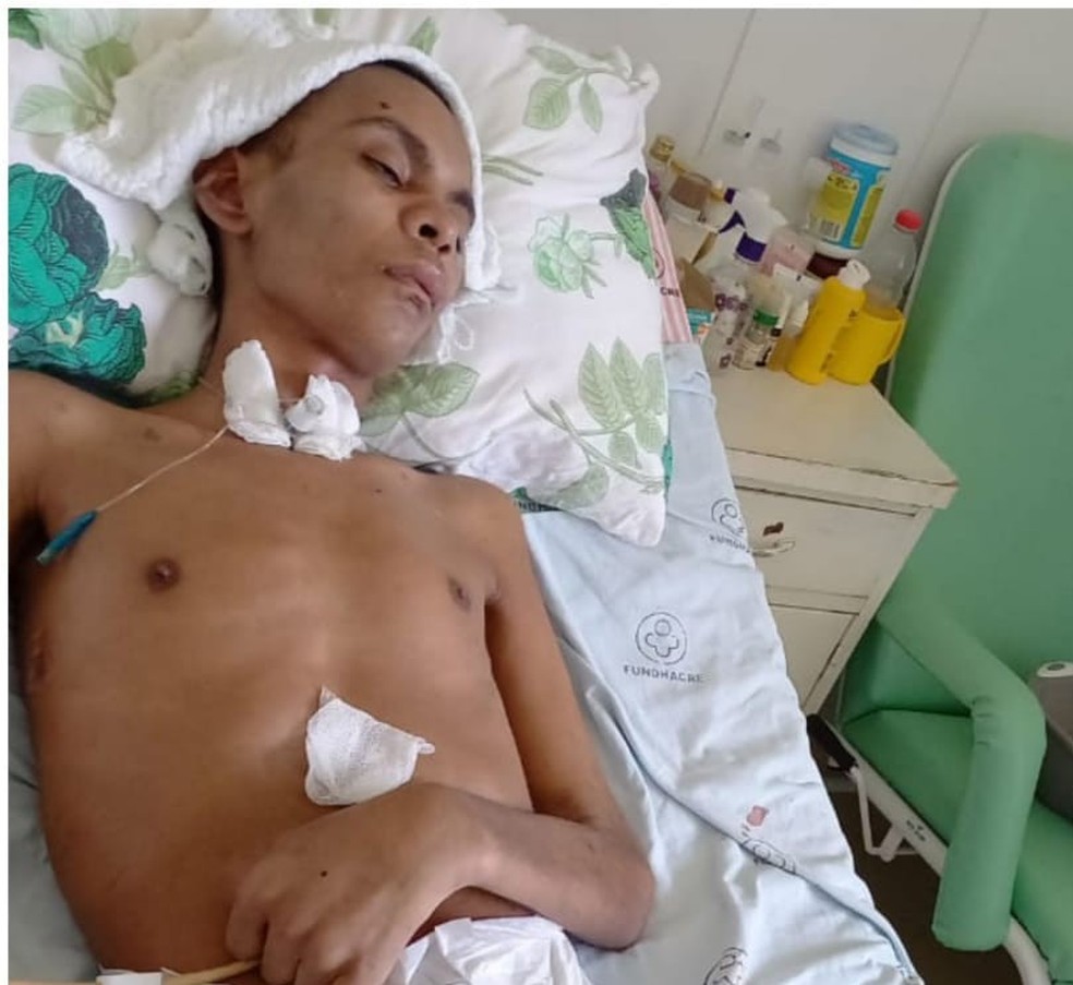 Rapaz não fala, não se mexe, não reconhece os parantes e vive em estado vegetativo — Foto: Arquivo da família