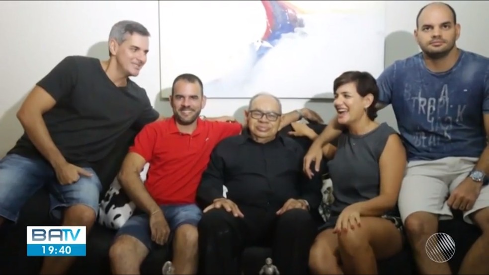 Mário Araújo e os filhos reunidos — Foto: Reprodução / TV São Francisco 