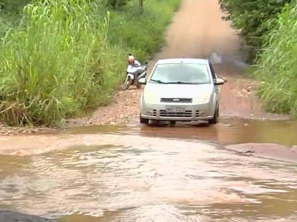 Córrego "caveirinha" transbordou após a chuva desta sexta-feira — Foto: Reprodução/TV Anhanguera