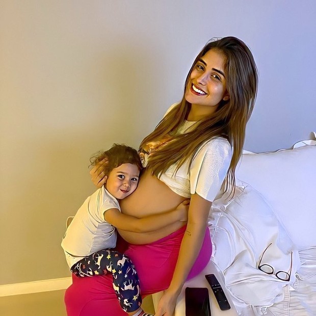 Letícia Almeida mostra a filha agarrada ao barrigão de nove meses (Foto: Reprodução/Instagram)