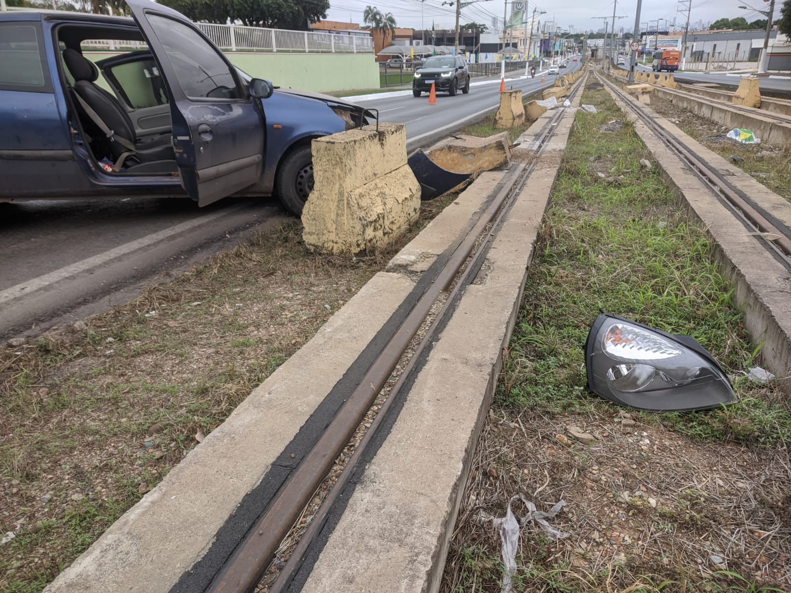 Motorista perde controle e bate em bloco de concreto em avenida de Várzea Grande (MT)