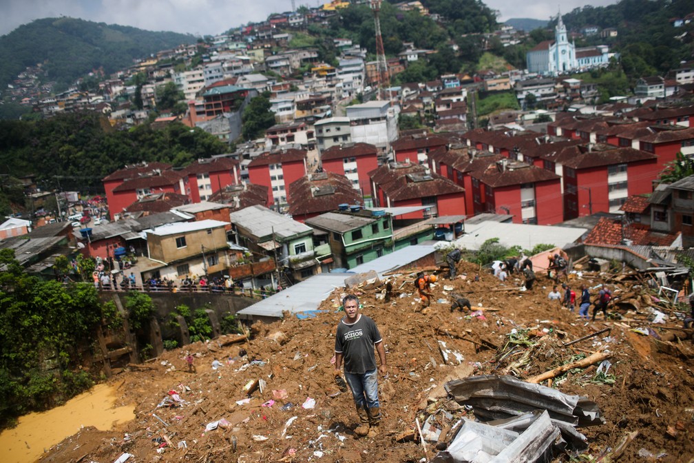 Bombeiros, moradores e voluntários trabalham no local do deslizamento no Morro da Oficina, em Petrópolis (RJ) — Foto: Ricardo Moraes/Reuters