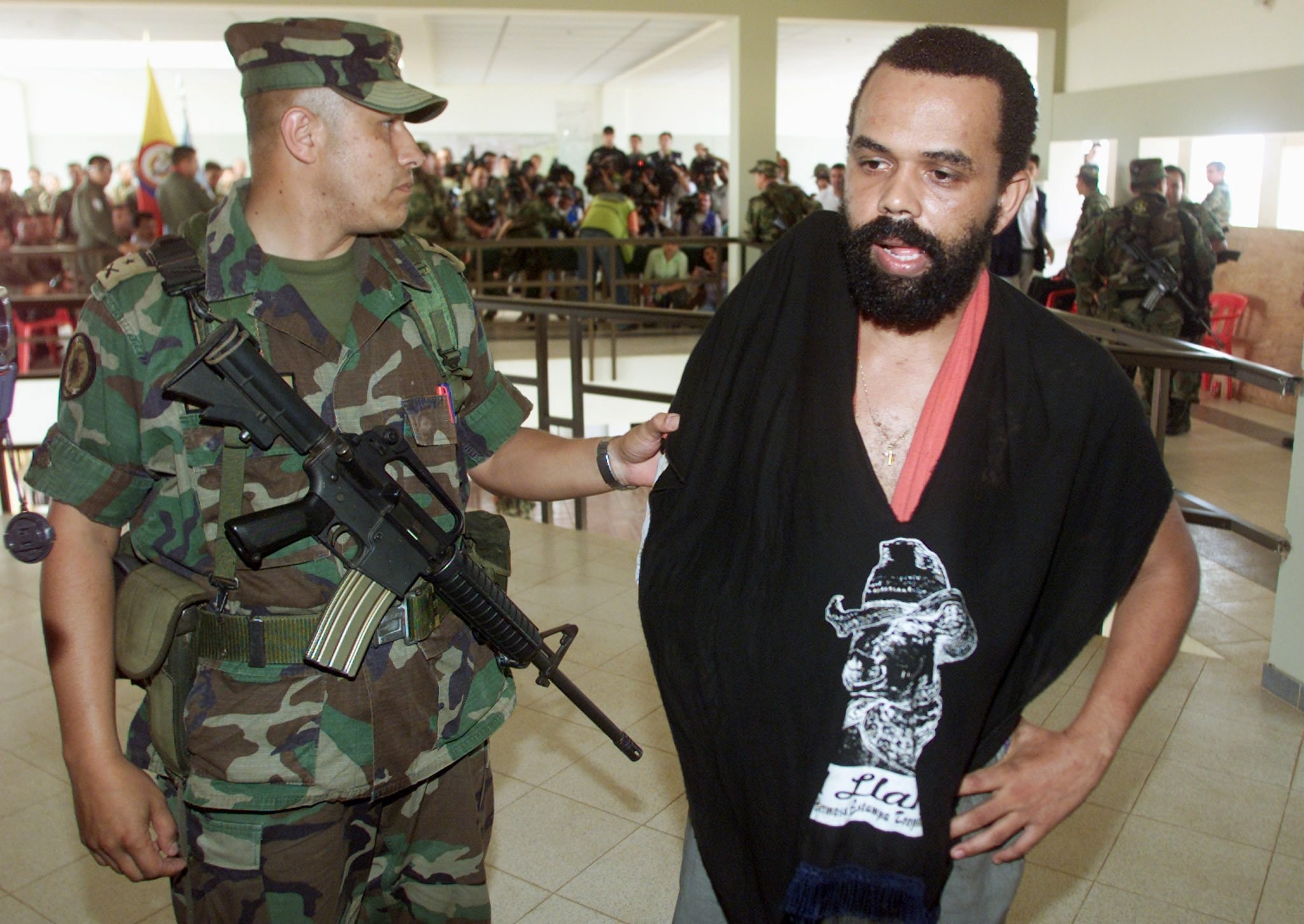 Soldado colombiano escolta Beira-Mar no dia seguinte a sua prisão, em abril de 2001
