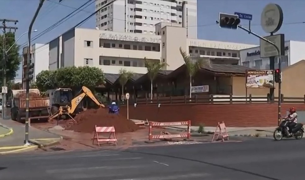 DAE retoma reparo nas galerias de ruas próximas a Duque de Caxias nesta terça-feira em Bauru — Foto: TV TEM/ Reprodução 